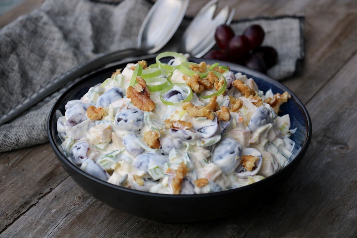 Druesalat med purreløk, eple og valnøtter