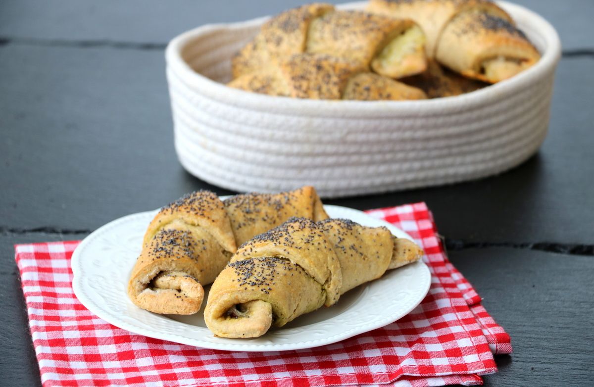 Grove horn med pesto, soltørka tomat og ost