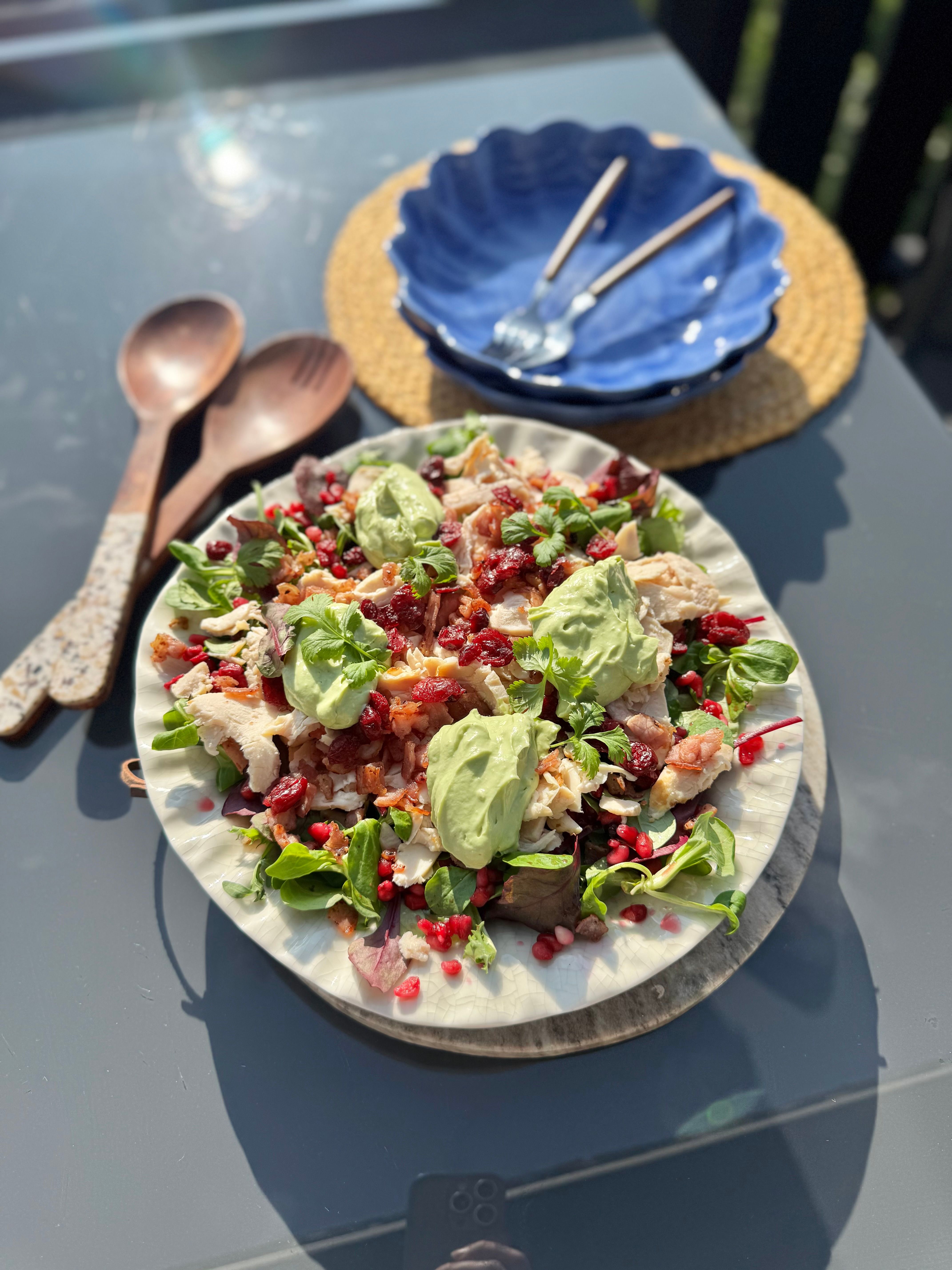 Snadder kyllingsalat - med bacon, granateple, tørka tranebær & krema avokadodressing