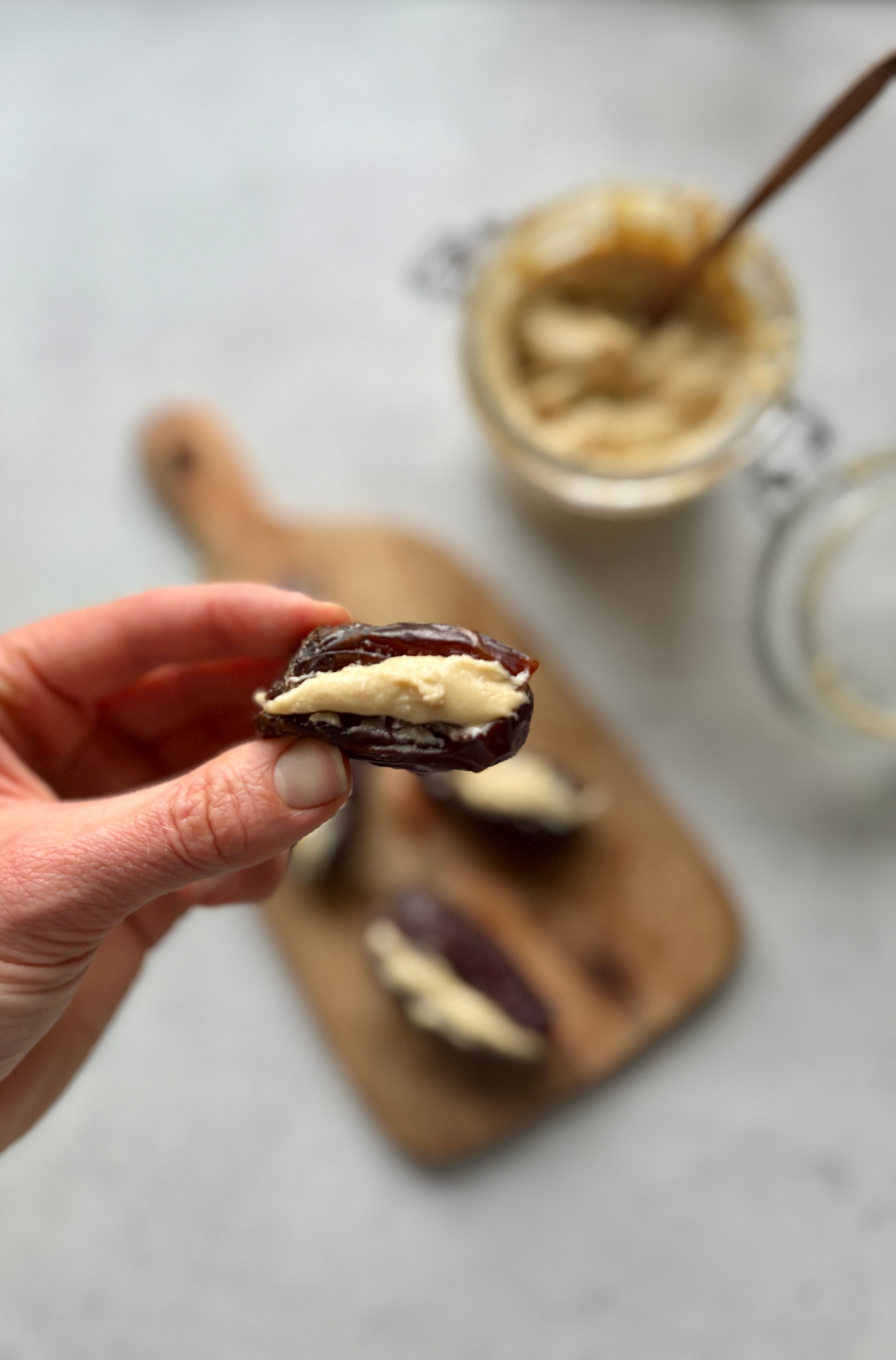 Supersnack på 1-2-3: dadler med cashewnøttsmør & havsalt
