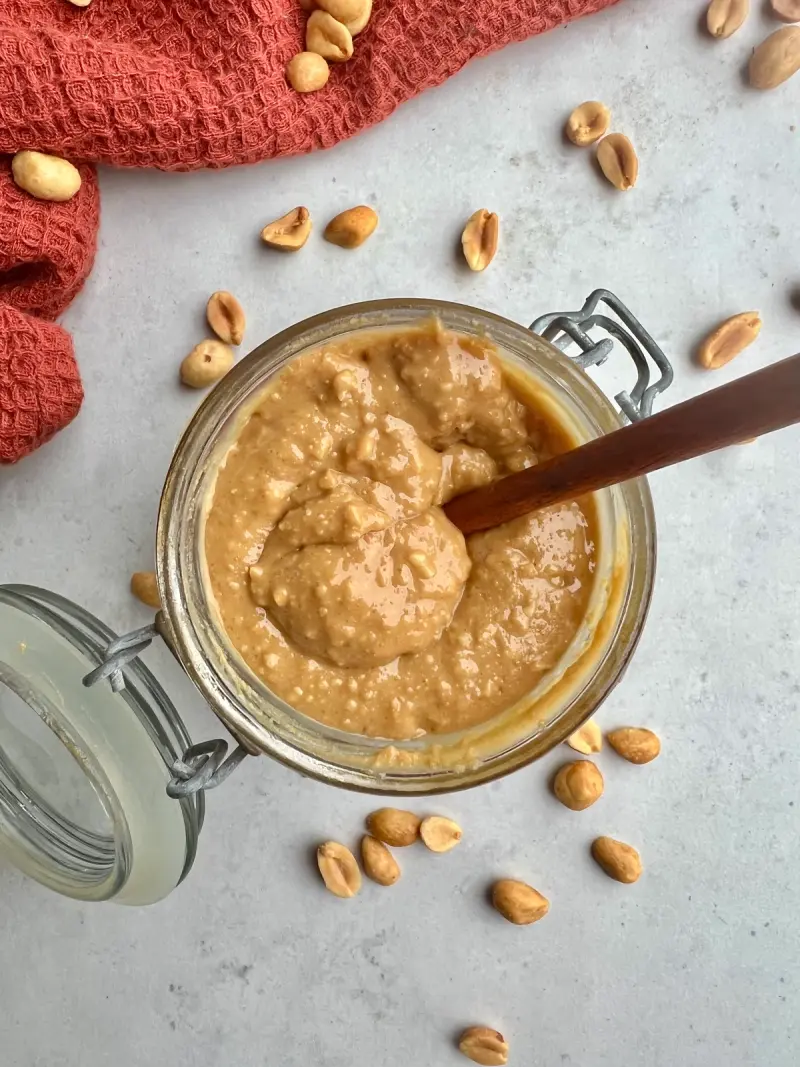 Så enkelt lager du heimelaga, crunchy peanøttsmør!