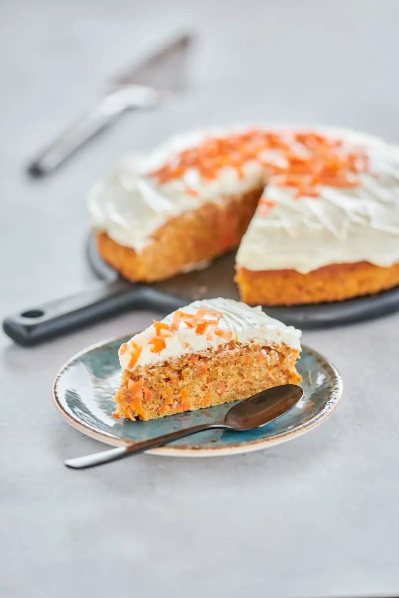 Saftig og skikkelig god sukkerfri gulrotkake