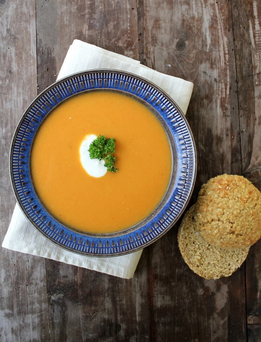 Gulrotsuppe med proteinrike havrerundstykker