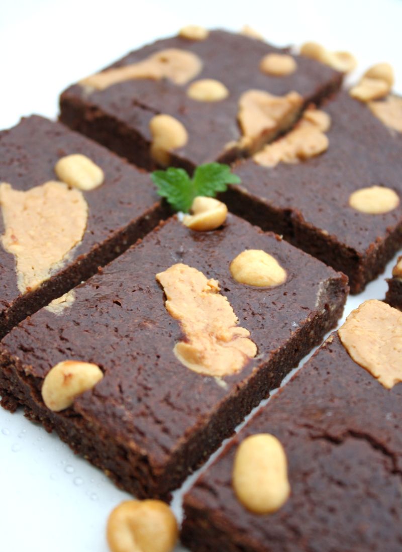 Sunn brownies med innbakt peanøttsmør