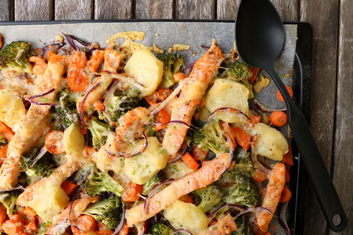 Rask og enkel alt-i-ovnen laksmiddag