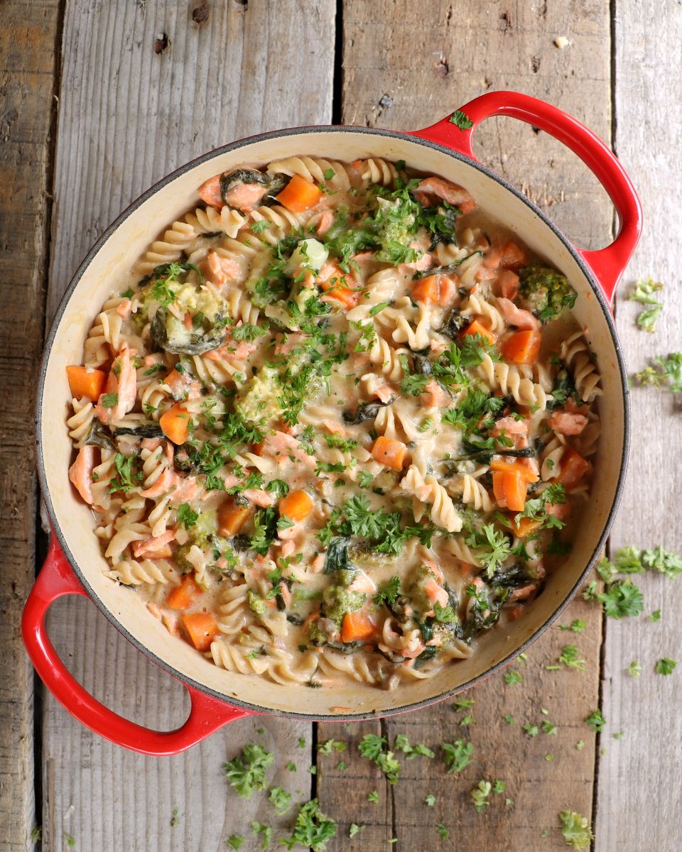 Alt-i-ett krema pastagryte med laks