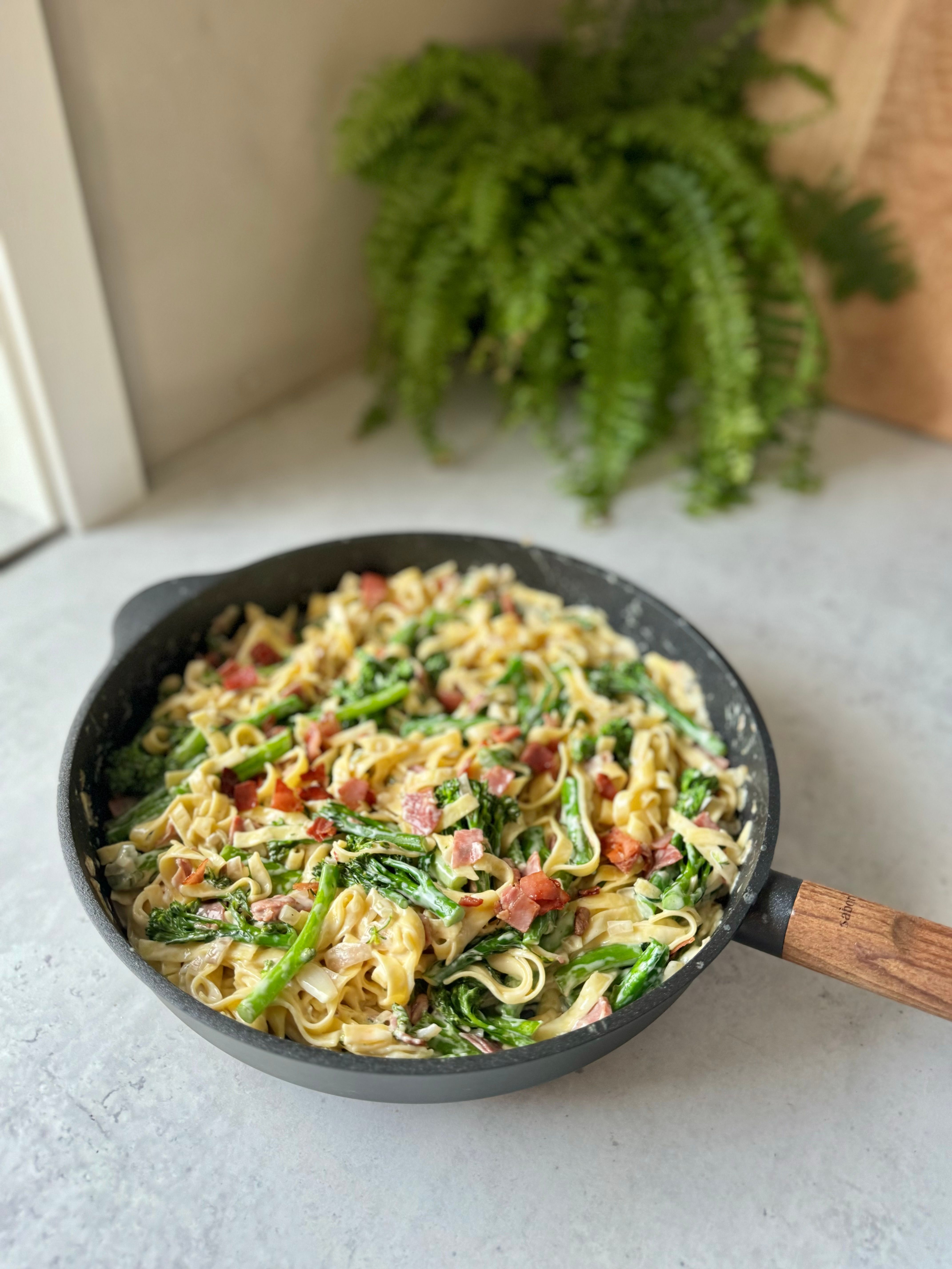 Alt-i-ett krema pasta med brokkoli & stekt spekeskinke