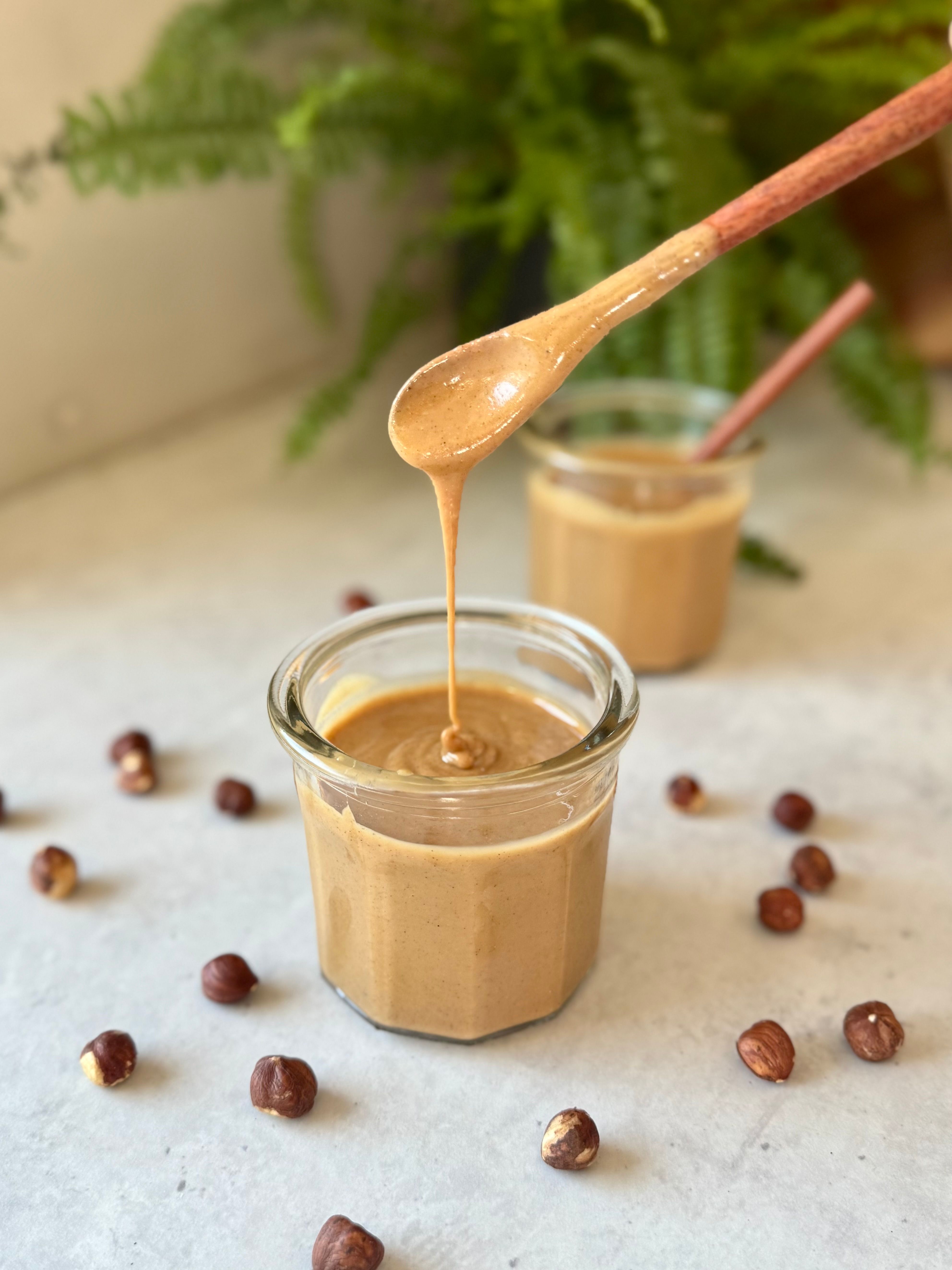 Sånn lager du flytande, nydelig hasselnøttsmør!