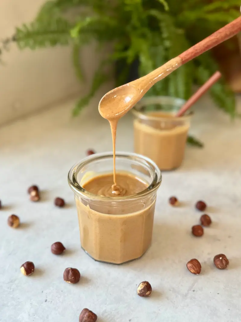 Sånn lager du flytande, nydelig hasselnøttsmør!