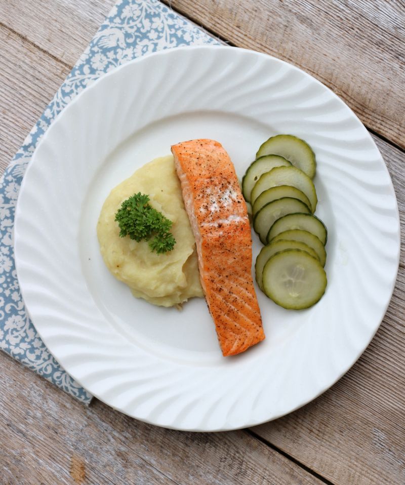 Laks med pastinakkpurê og sylteagurk