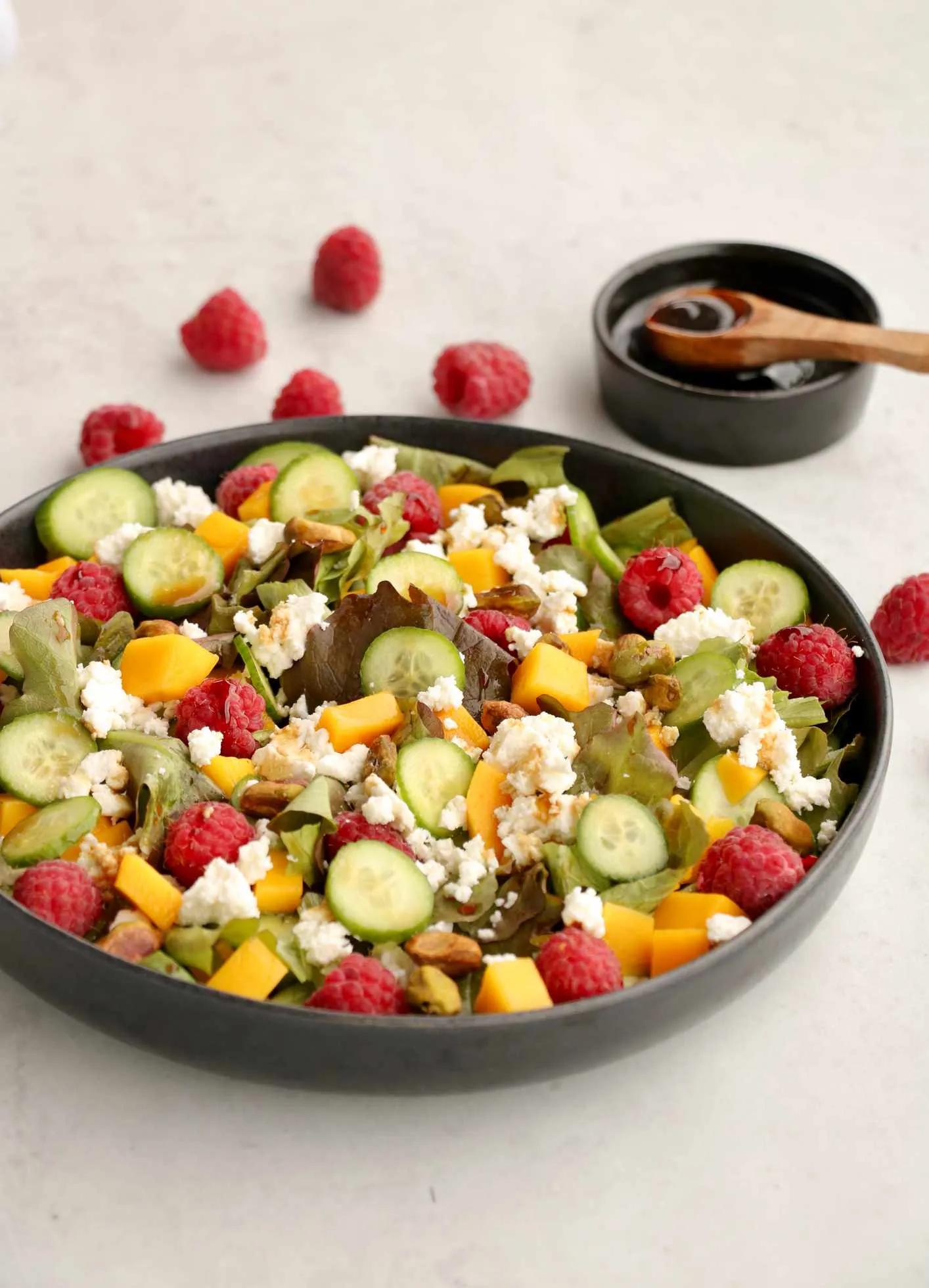 Frisk sommarsalat med bringebær