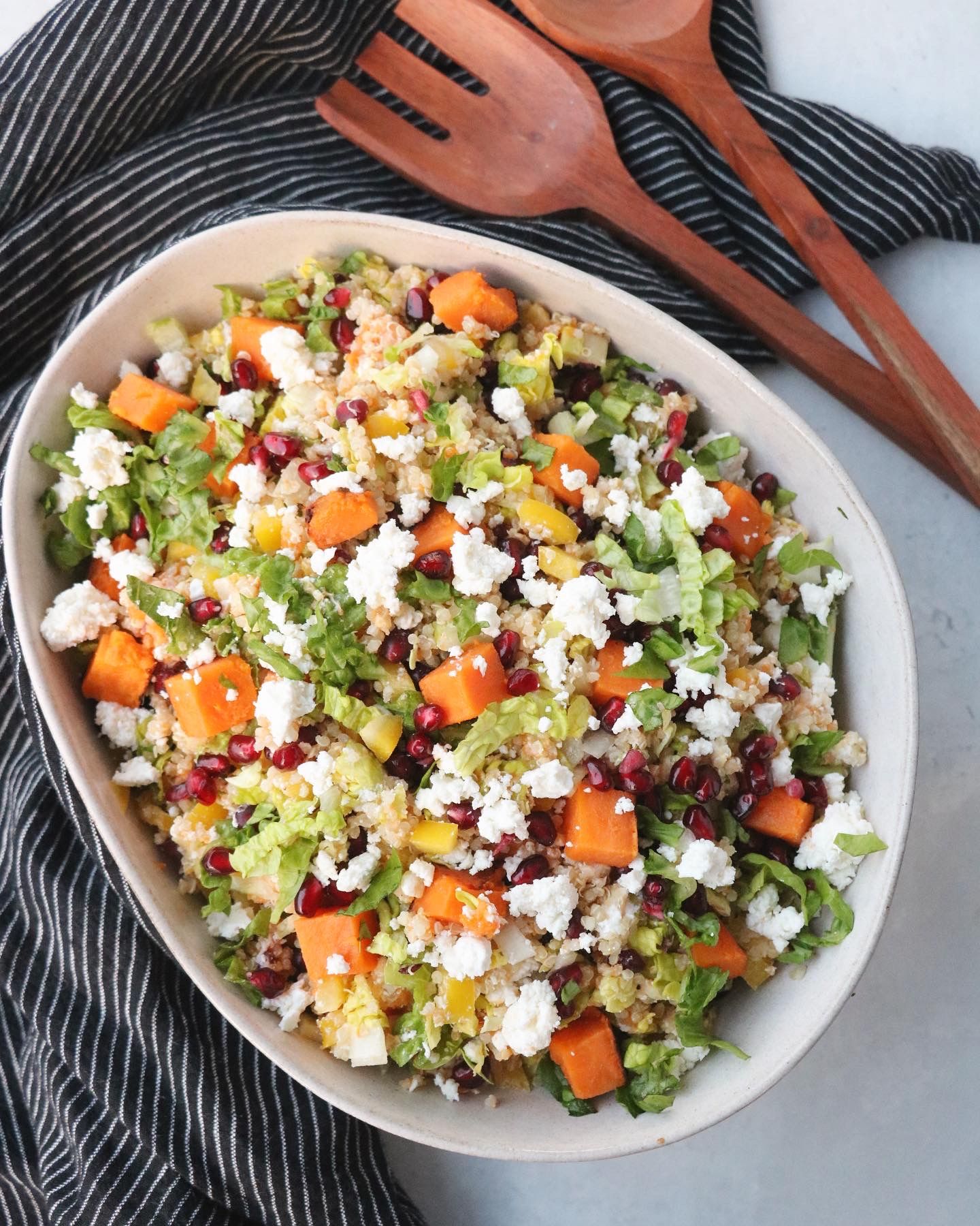 Quinoasalat med fetaost, granateple & bakt søtpotet
