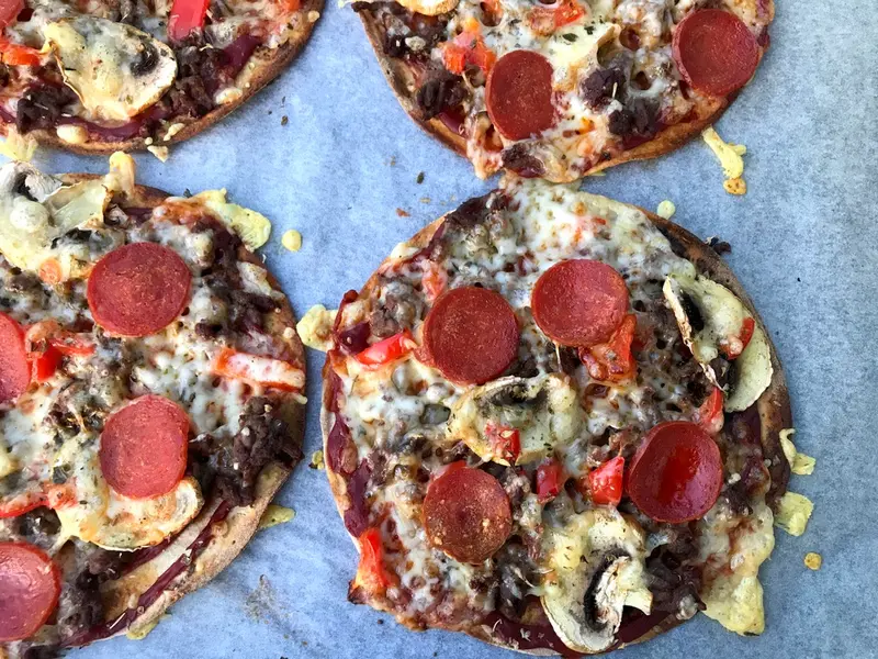 Lompepizza med karbonadedeig og pepperoni