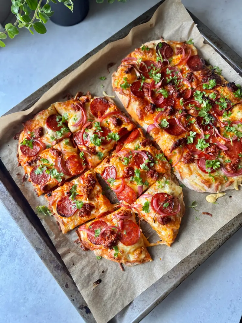 Kvit pinsapizza med chorizo, nduja & sylta rødløk