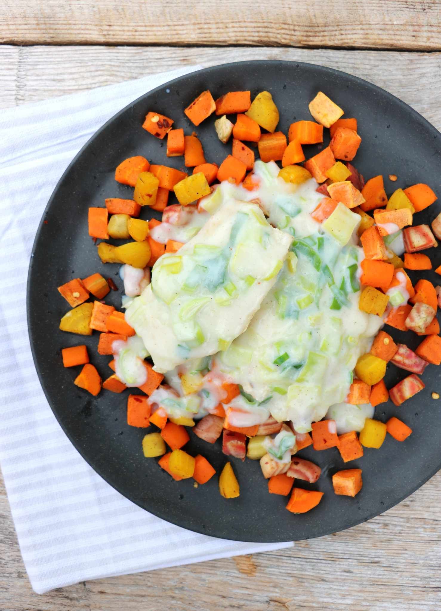 Ovnsbakt torsk med purreløksaus og rotgrønnsaker