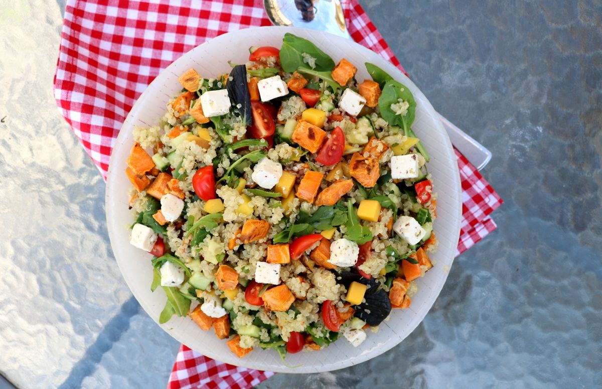 Quinoasalat med søtpotet, mango og fetaost