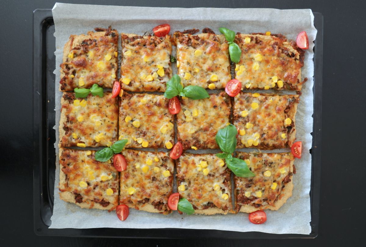 Sunn pizza med enkel havrebunn – uten heving!