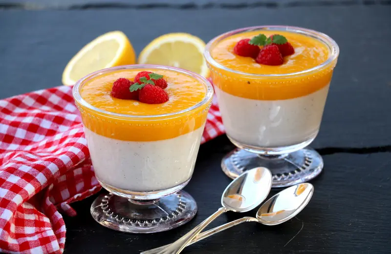 Yoghurt panna cotta med mango- og sitronsaus