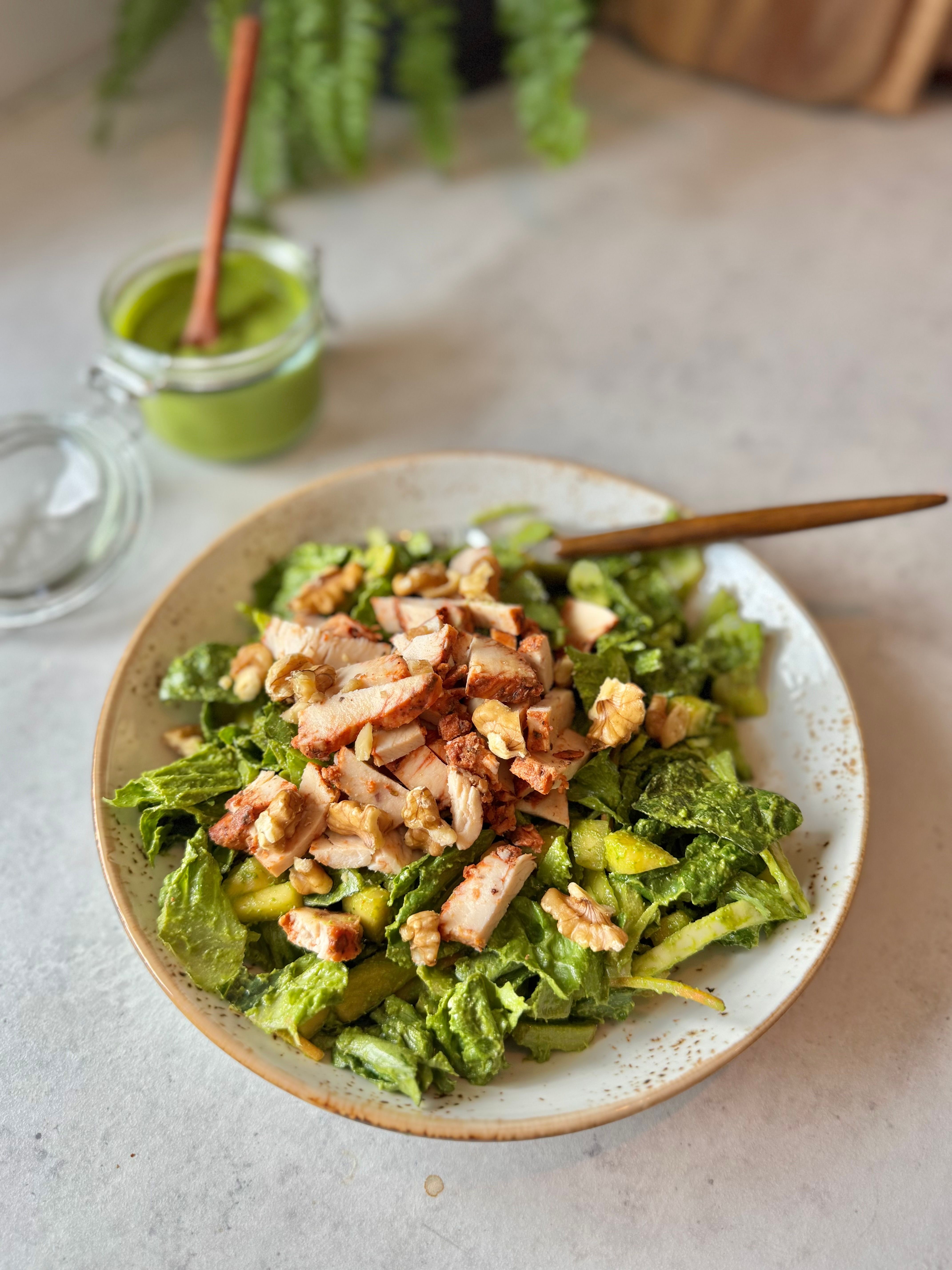 Enkel, fresh og smakfull kyllingsalat med green goddess dressing
