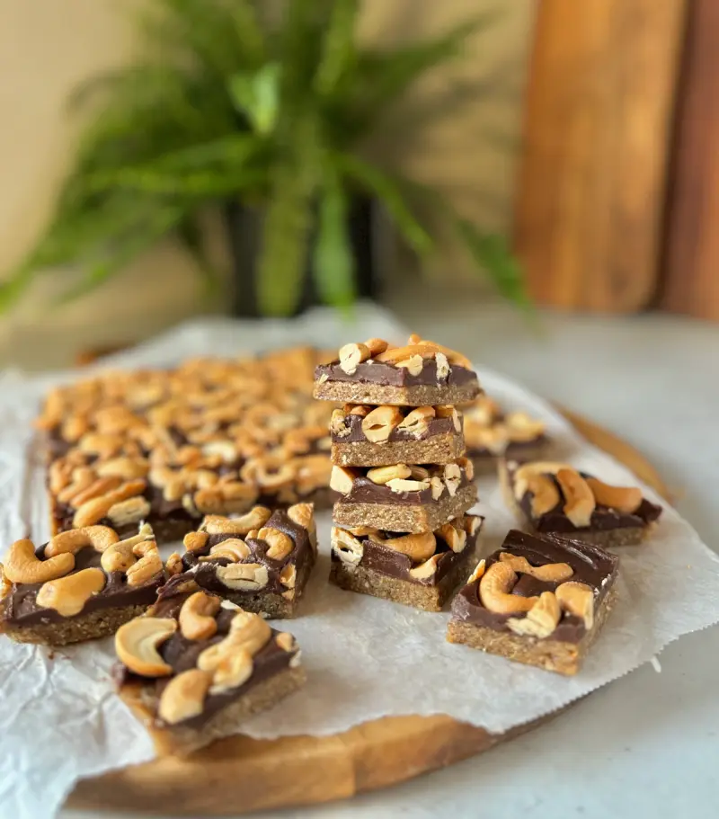 Sunnare cashewkake - seig cashewnøttbunn og nydelig sjokoladetopping