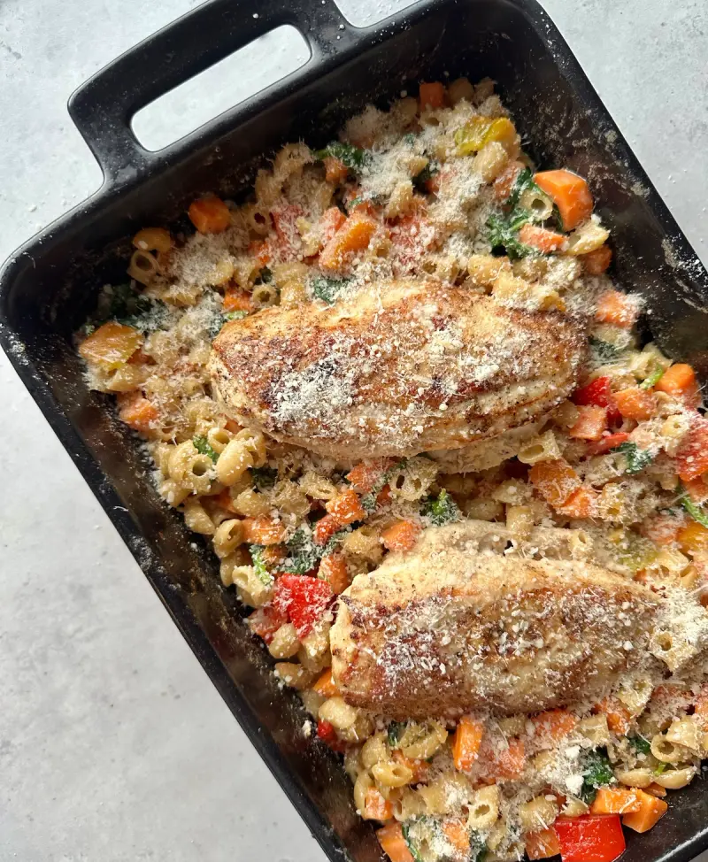 Alt-i-ett krema makaroniform med kylling & parmesan