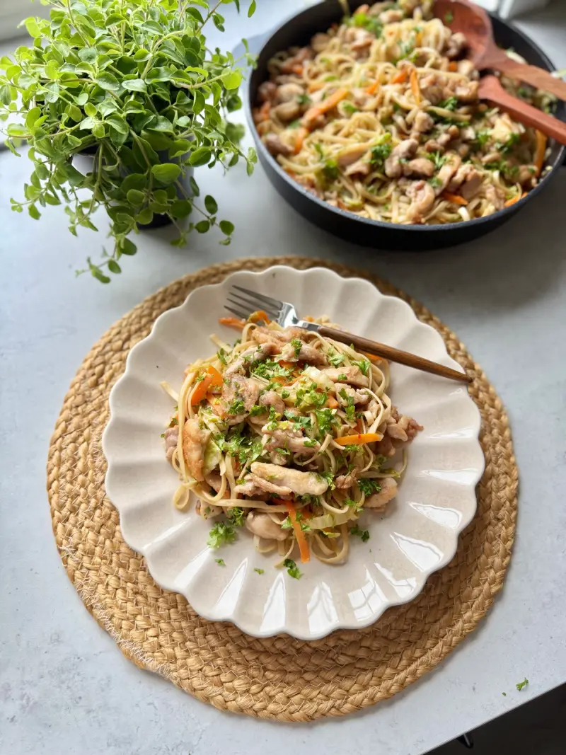 Asiatisk nudelwok med sprøstekt kylling