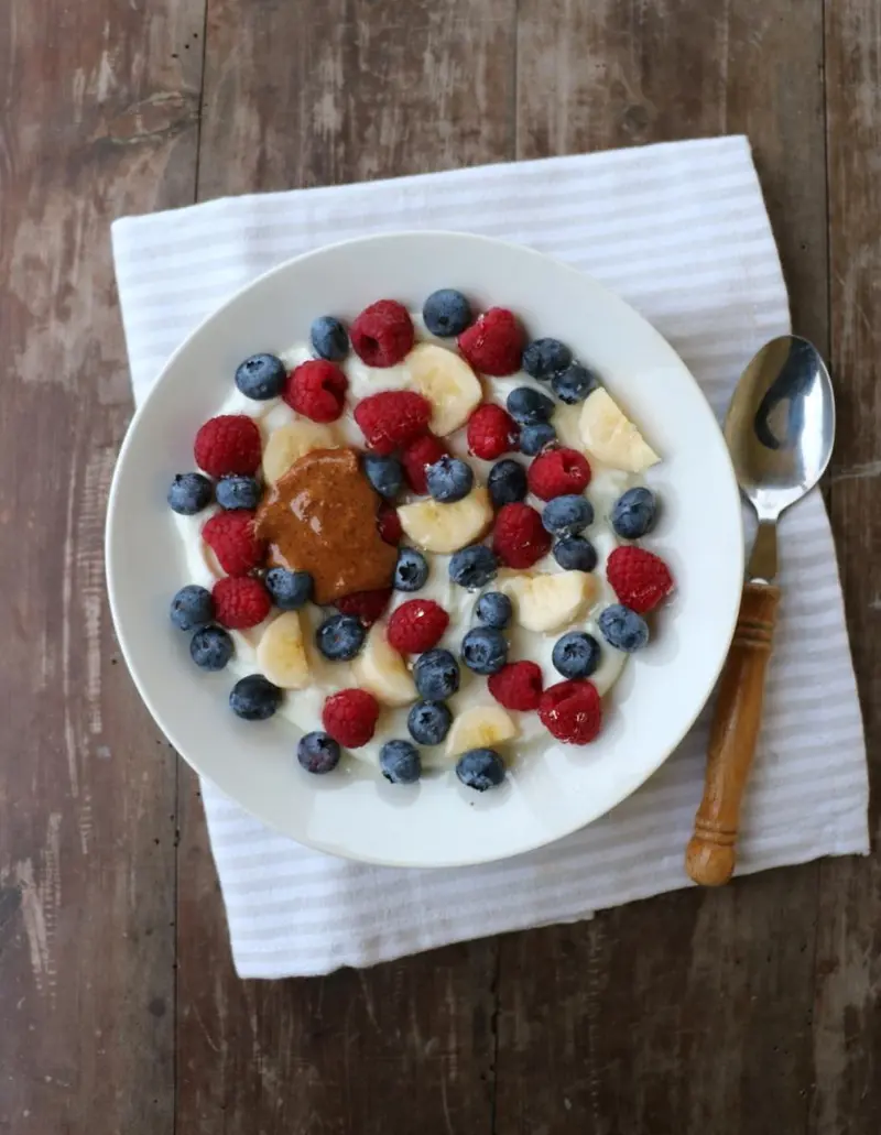 Gresk yoghurt med frukt, bær, honning og mandelsmør