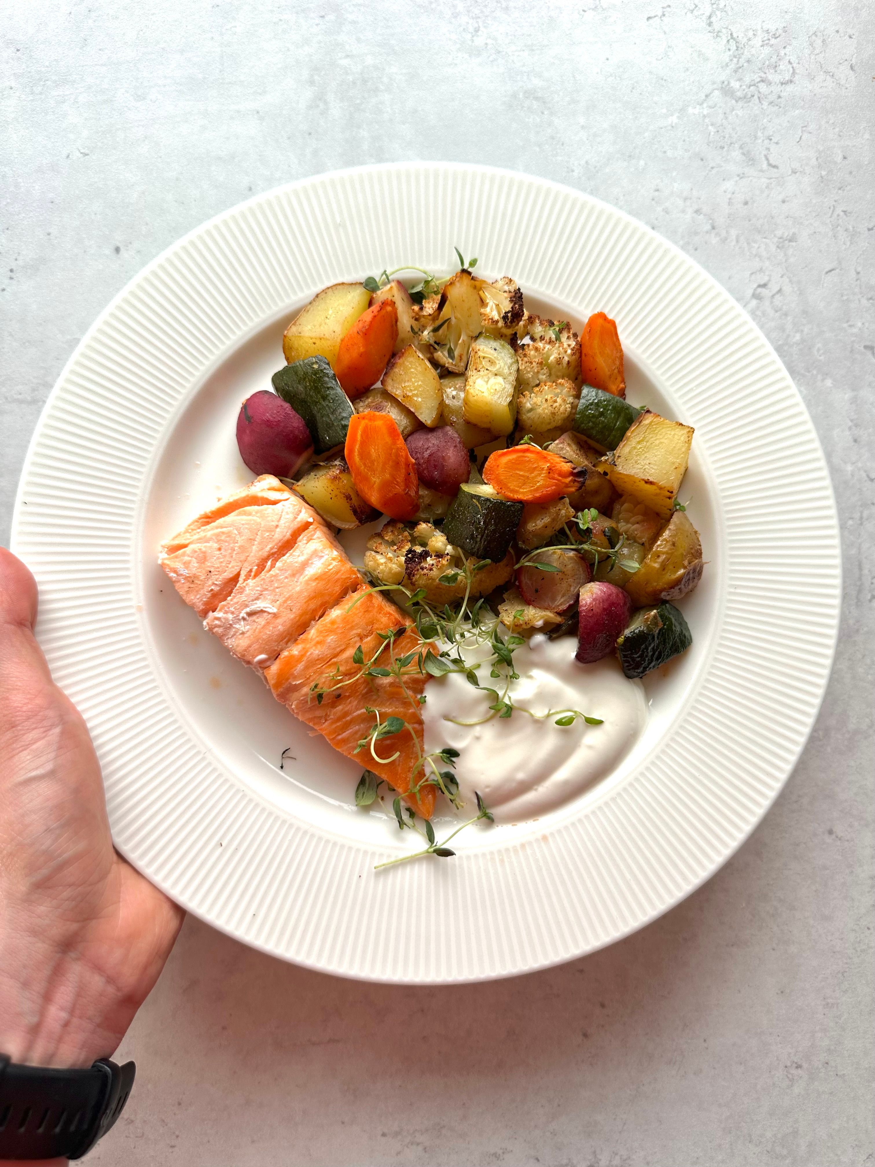 Laks med ovnsbakte poteter & restegrønnsaker