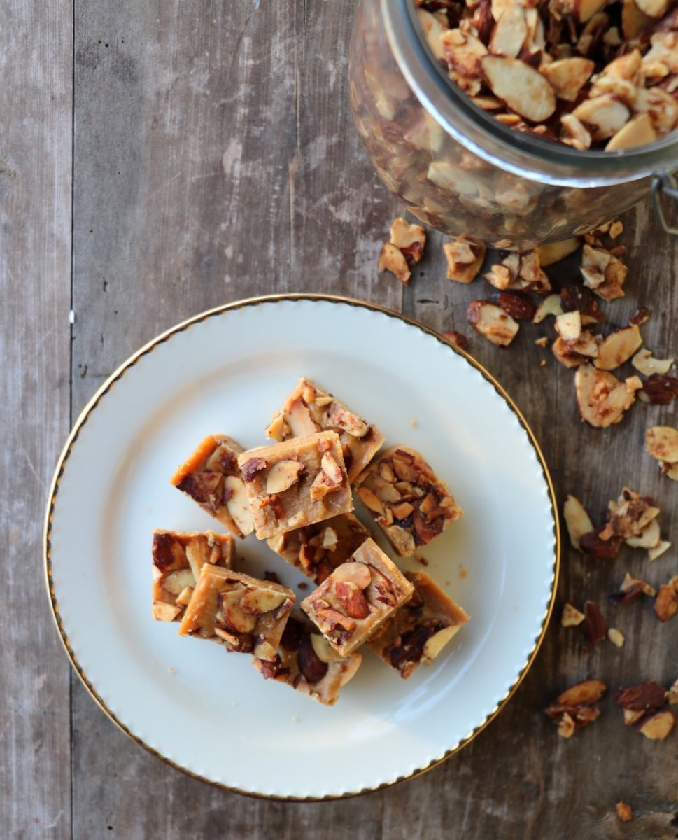 Sukkerfri vaniljefudge med skivede, brente mandler