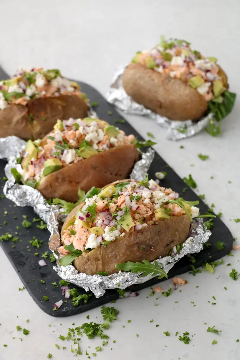 Fylt, bakt potet med laks