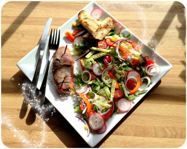 Kyllingfilet med pesto surra i spekeskinke