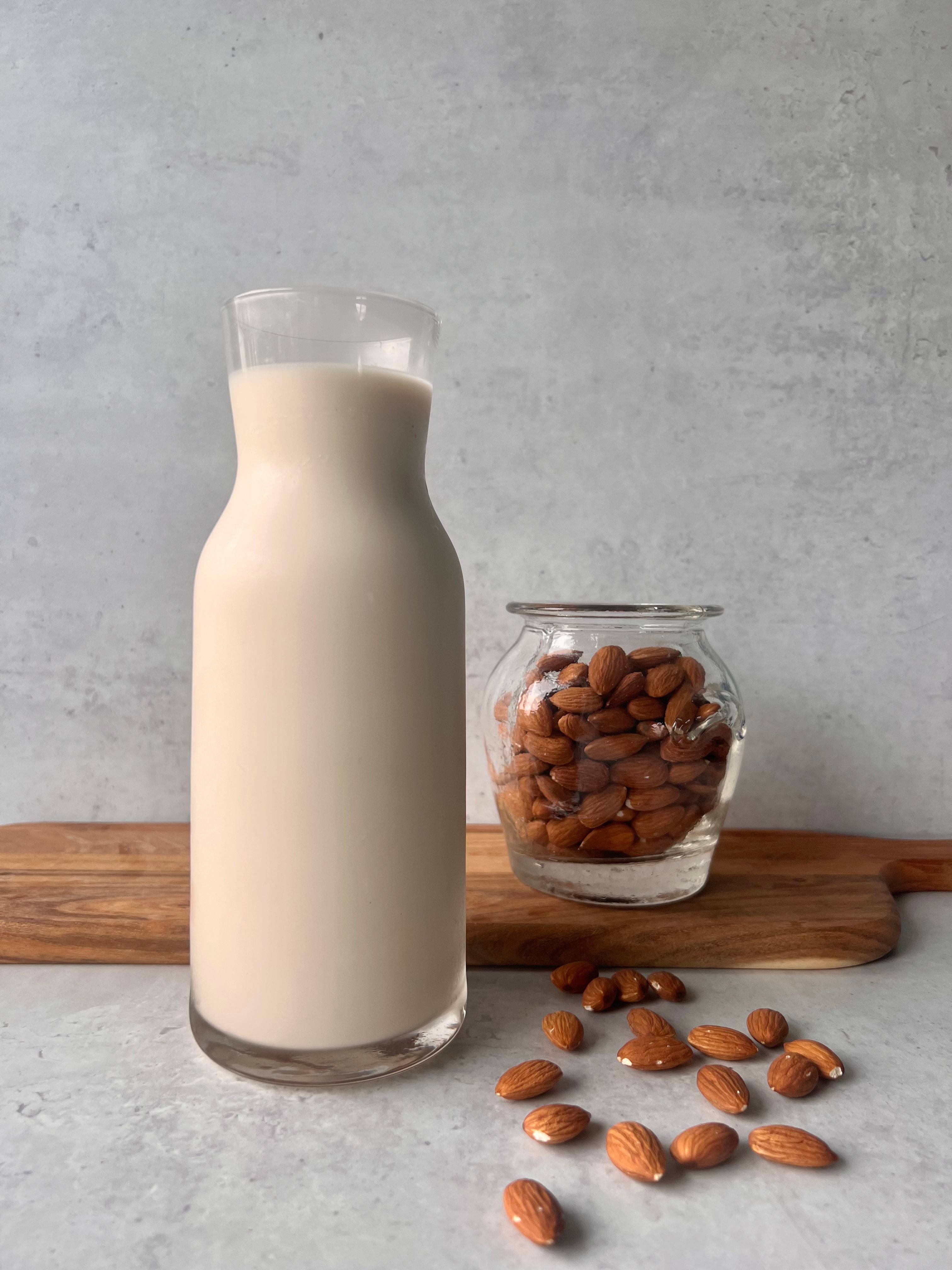 Heimelaga mandelmelk - enklare enn du trur!