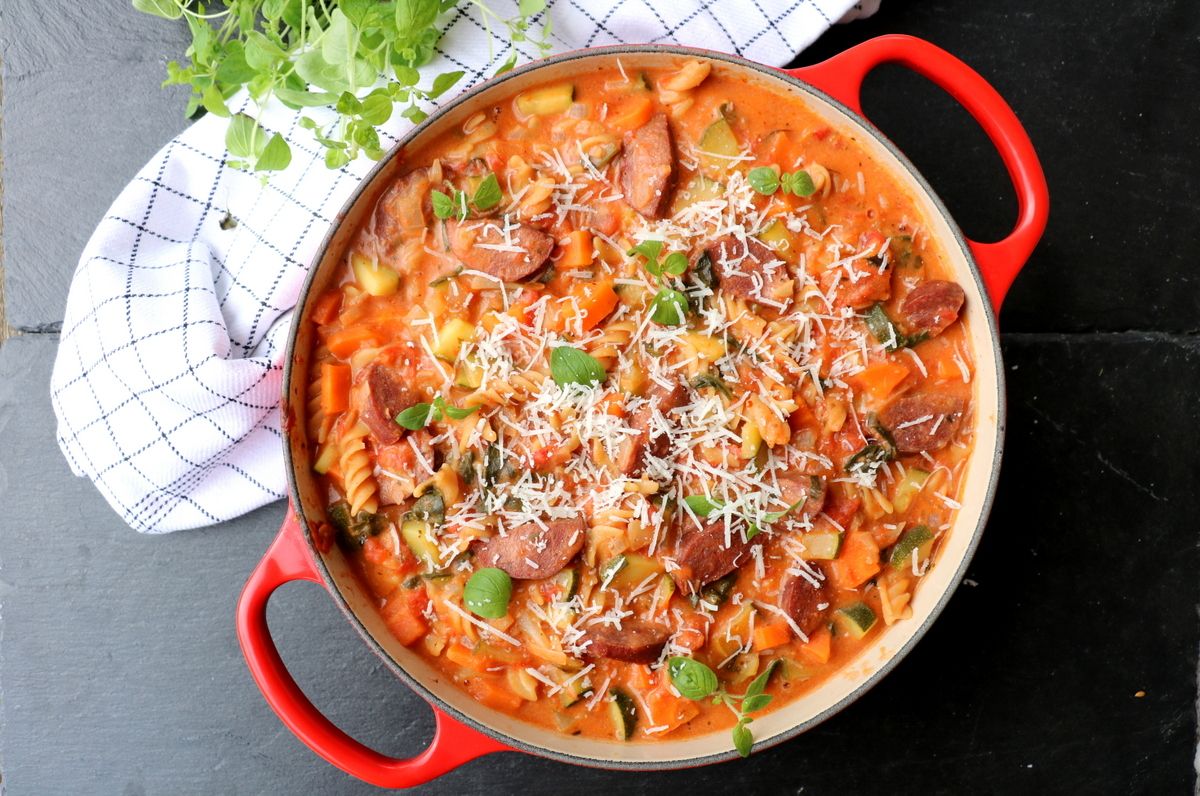 Alt-i-ett pølsegryte med pasta & grønnsaker