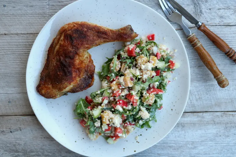 Ovnsbakt Stange kyllinglår med smakfull quinoasalat