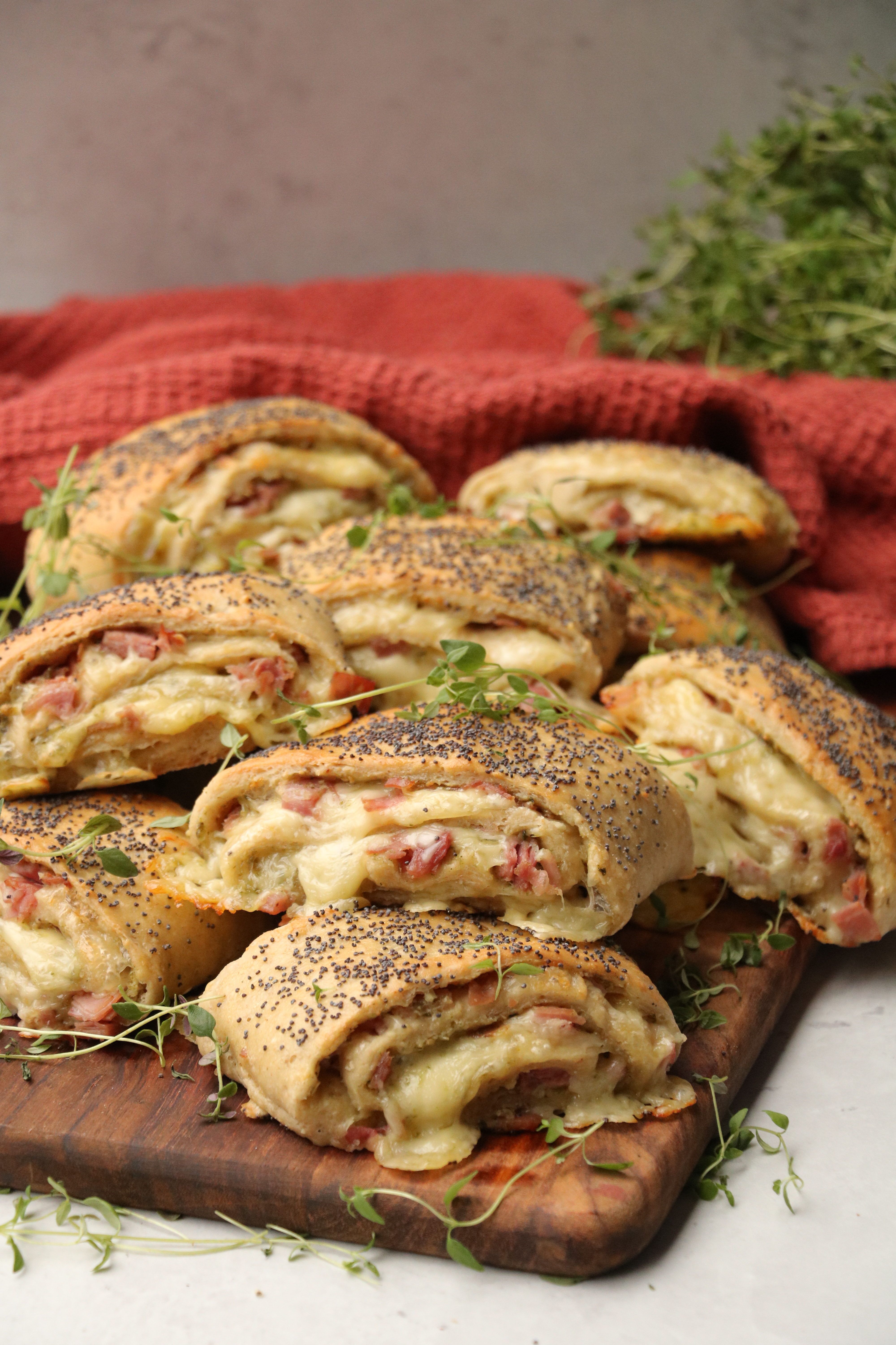 GROVE PIZZABRØD – med pesto, spekeskinke og ost