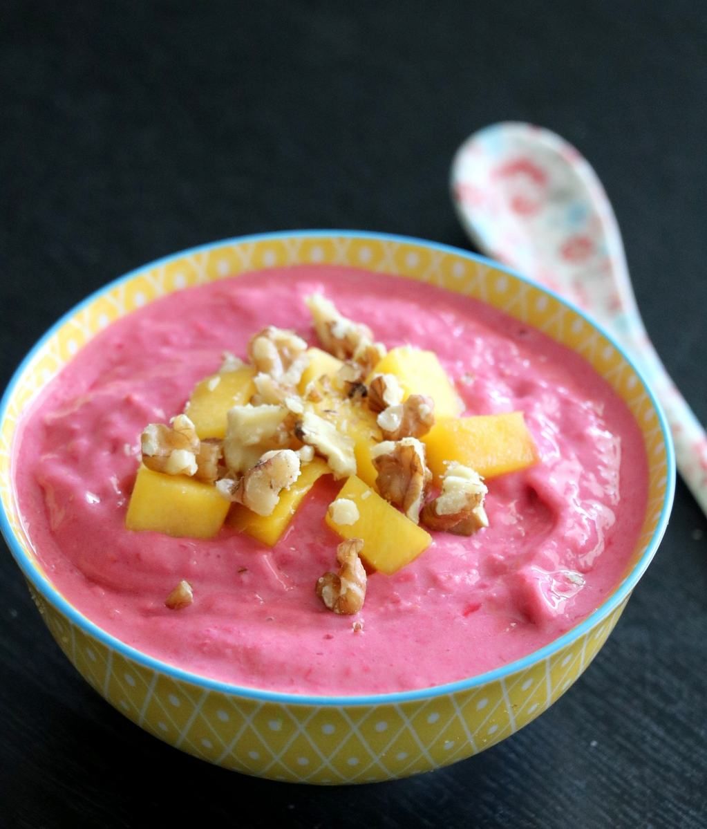 Yoghurtis med bringebær og mango