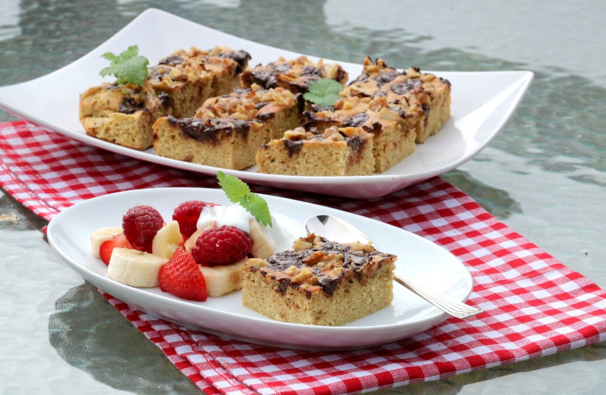 Banankake med sjokoladebiter og valnøtter