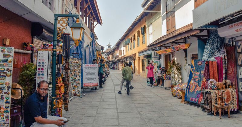 Spice shops and antique stores lining the narrow Jew Town lane in Mattancherry, Kochi — the 400-metre stretch from the Dutch Palace to the Paradesi Synagogue is one of the most historically dense walkable areas in South India