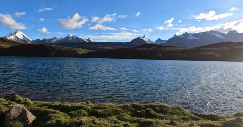 Chandratal Lake at 4,270m — foreigners entry ₹500; lakebank camping banned; camps 3–5km from lake ₹1,200–2,500/night; Kunzum Pass access may close without notice.