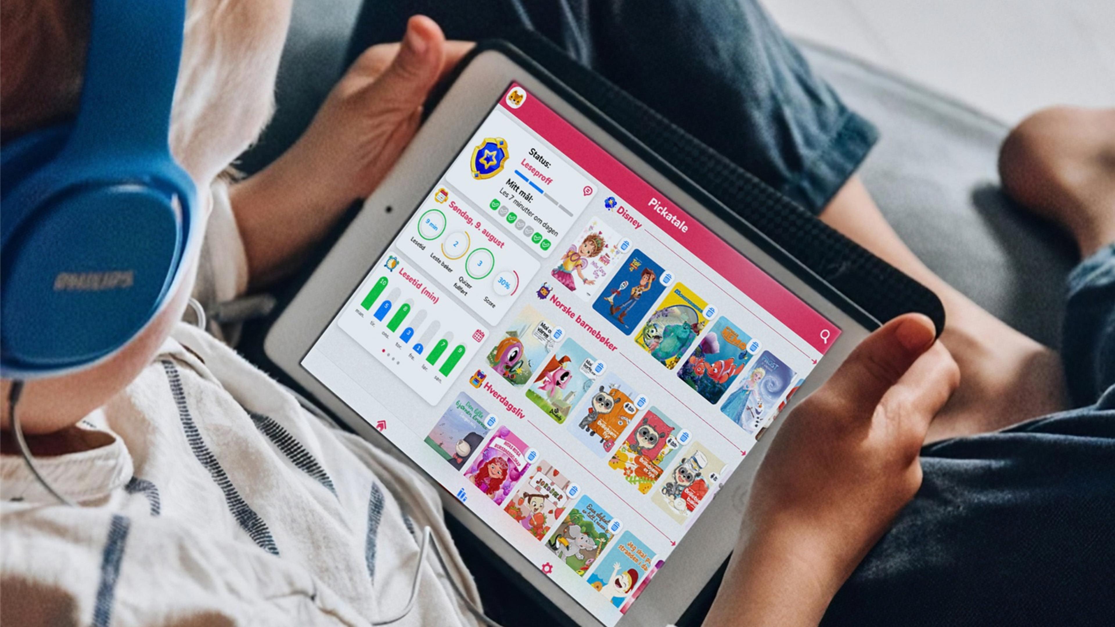 Boy reading från the app