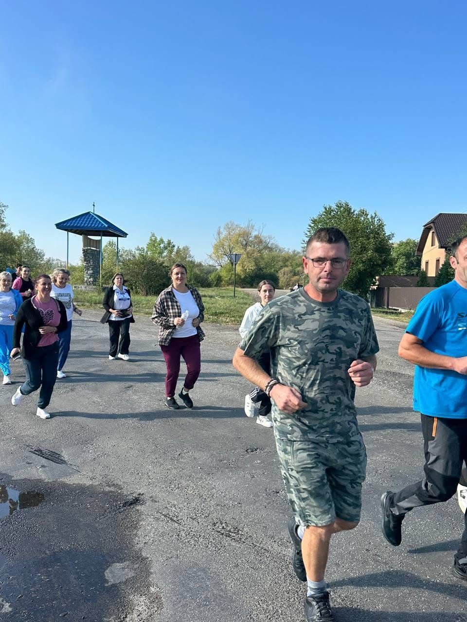 Учні та педагогічні працівники Старобогородчанського ліцею долучилися до патріотичного забігу «Шаную воїнів — біжу за Героїв України»