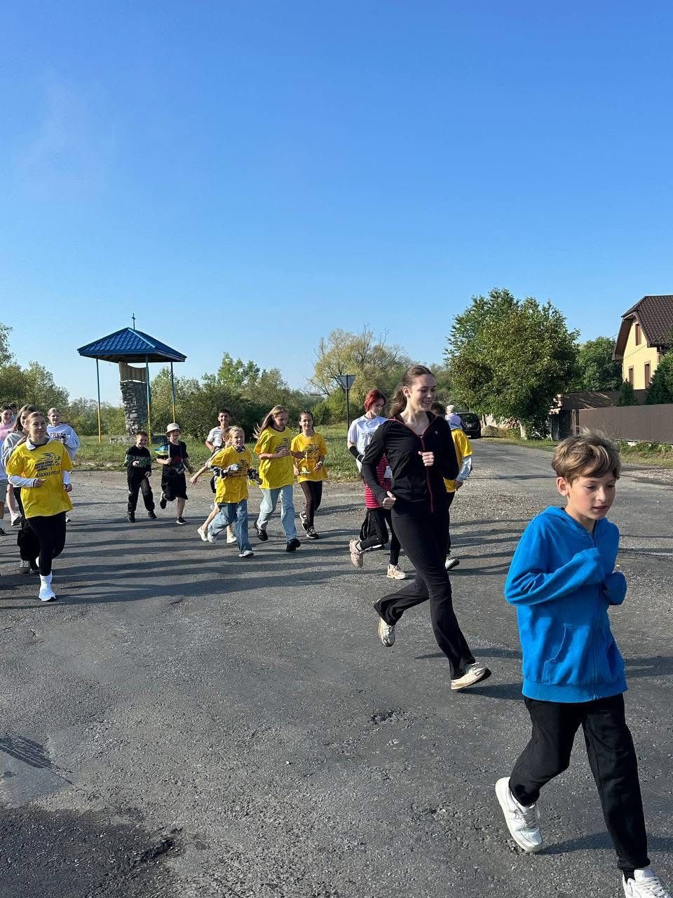 Учні та педагогічні працівники Старобогородчанського ліцею долучилися до патріотичного забігу «Шаную воїнів — біжу за Героїв України»