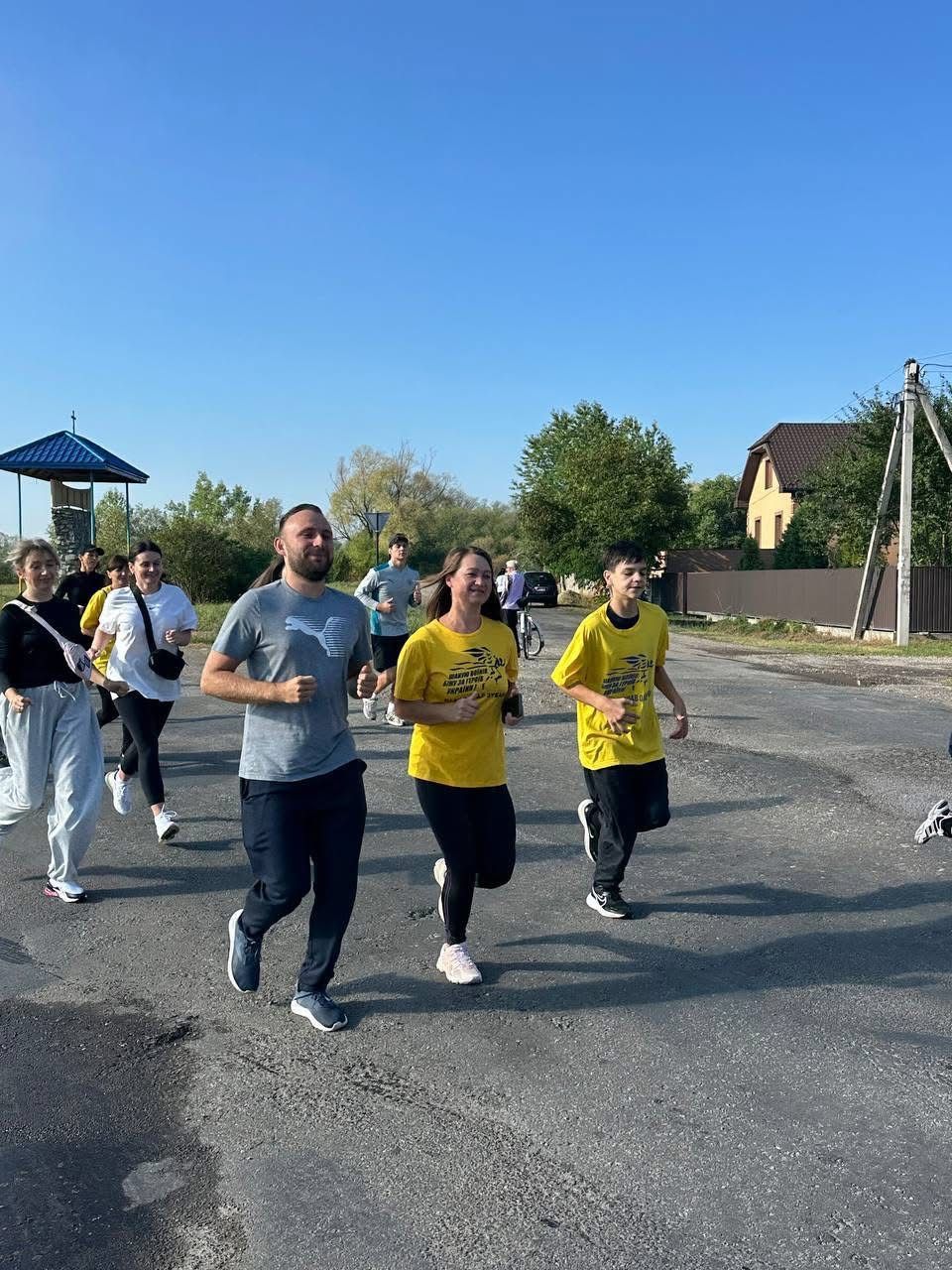 Учні та педагогічні працівники Старобогородчанського ліцею долучилися до патріотичного забігу «Шаную воїнів — біжу за Героїв України»