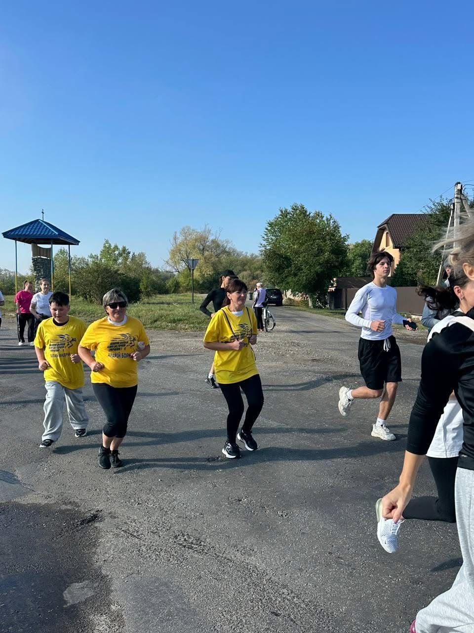 Учні та педагогічні працівники Старобогородчанського ліцею долучилися до патріотичного забігу «Шаную воїнів — біжу за Героїв України»