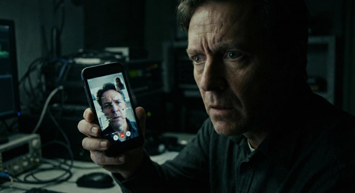 الاحتيال بتقنية التزييف العميق: خطر خفي يهدد هويتك وأموالك، وكيف تتصدى له