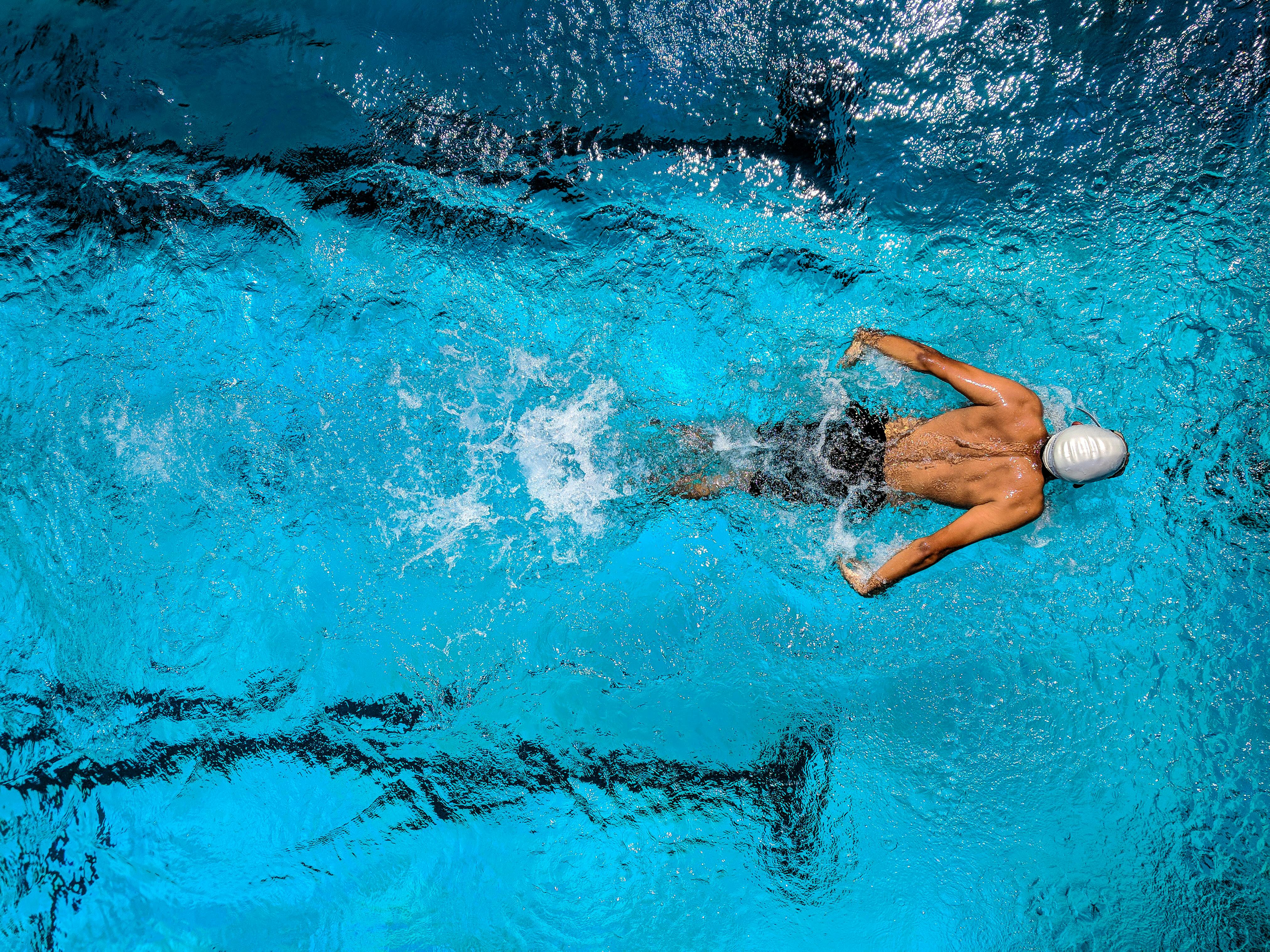 Person schwimmt im klaren blauen Wasser