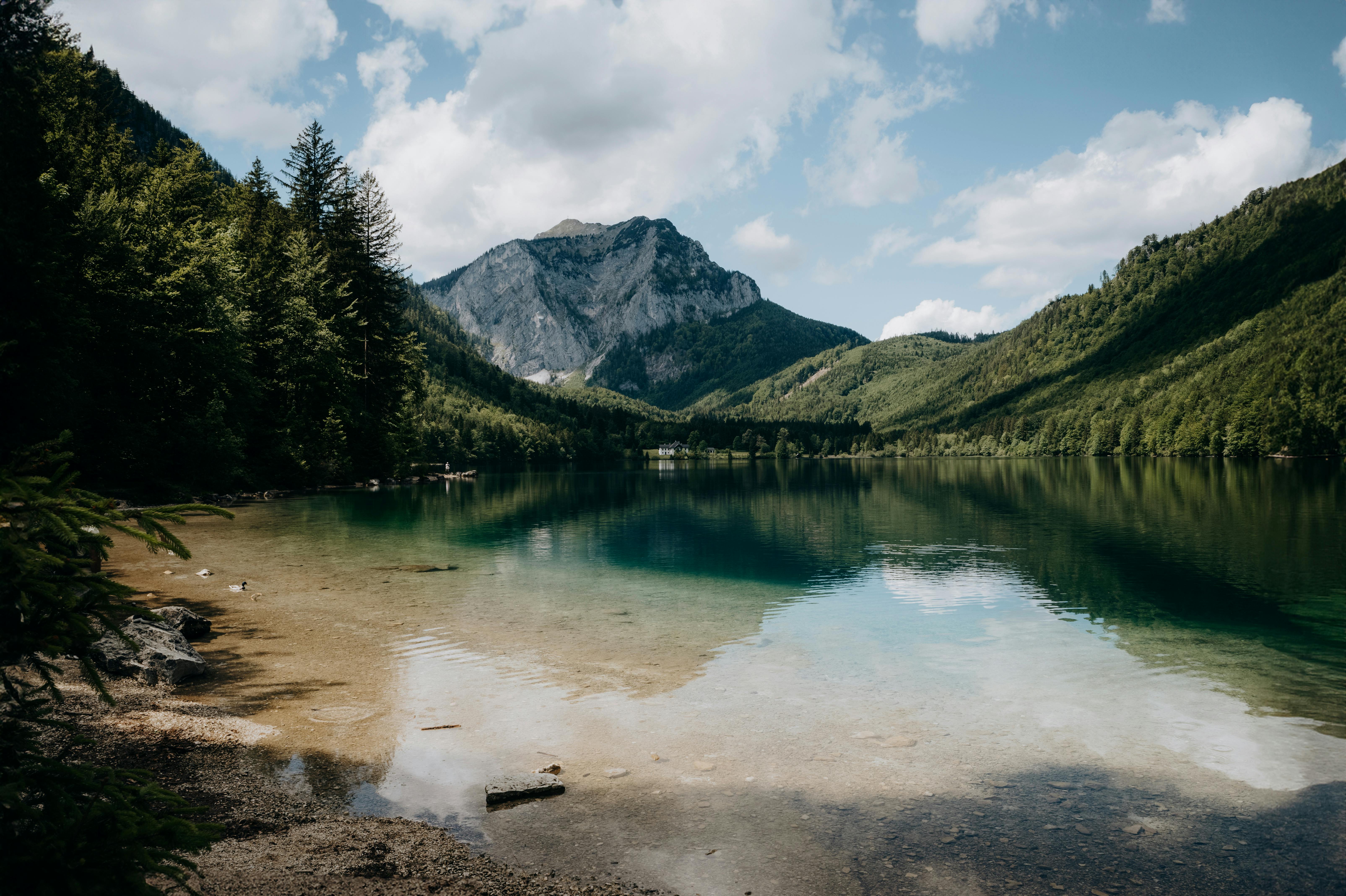 Klarer See mit Bergen im Hintergrund.