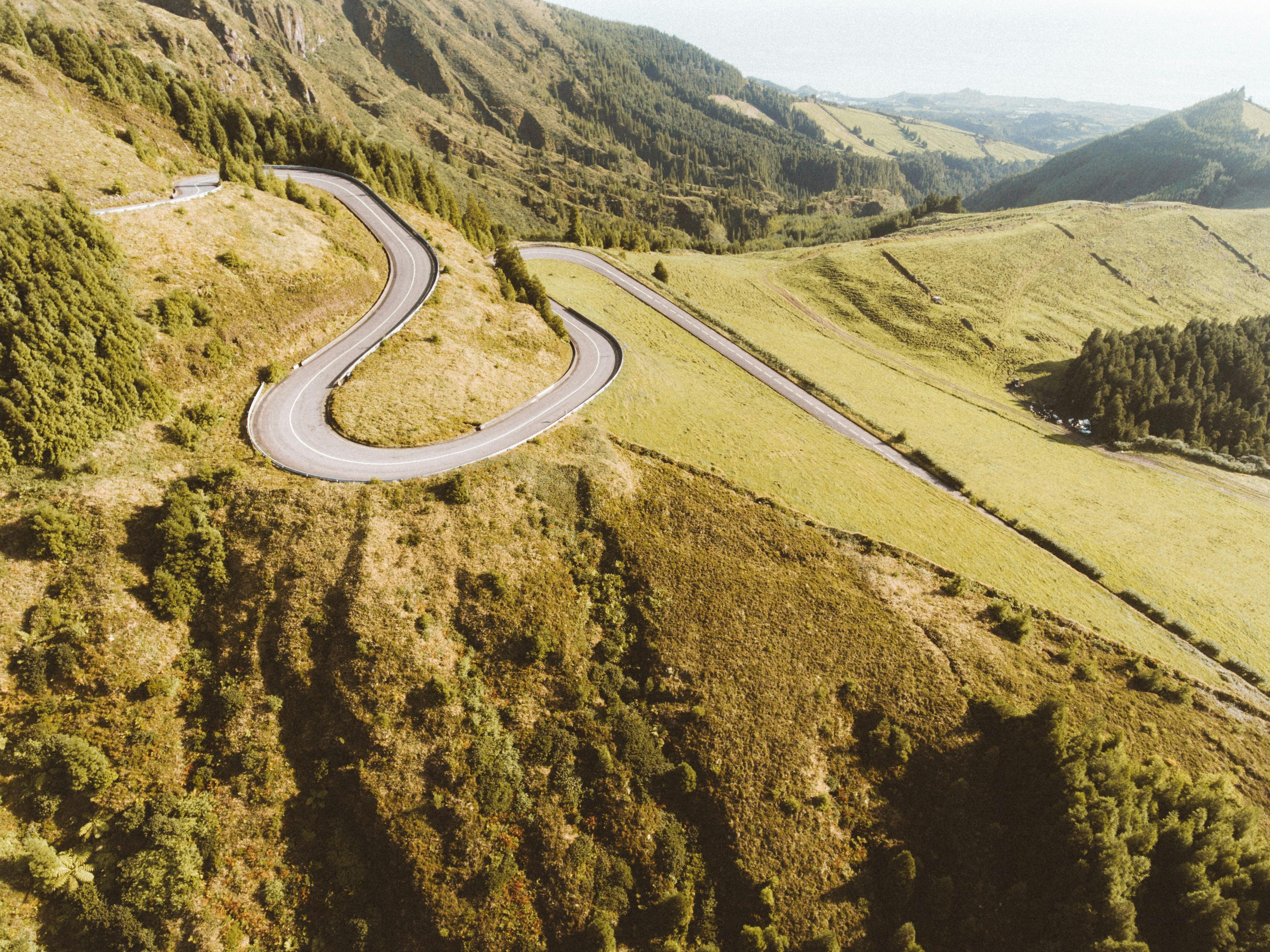 Kurvenreiche Straße, die einen Hügel hinaufführt