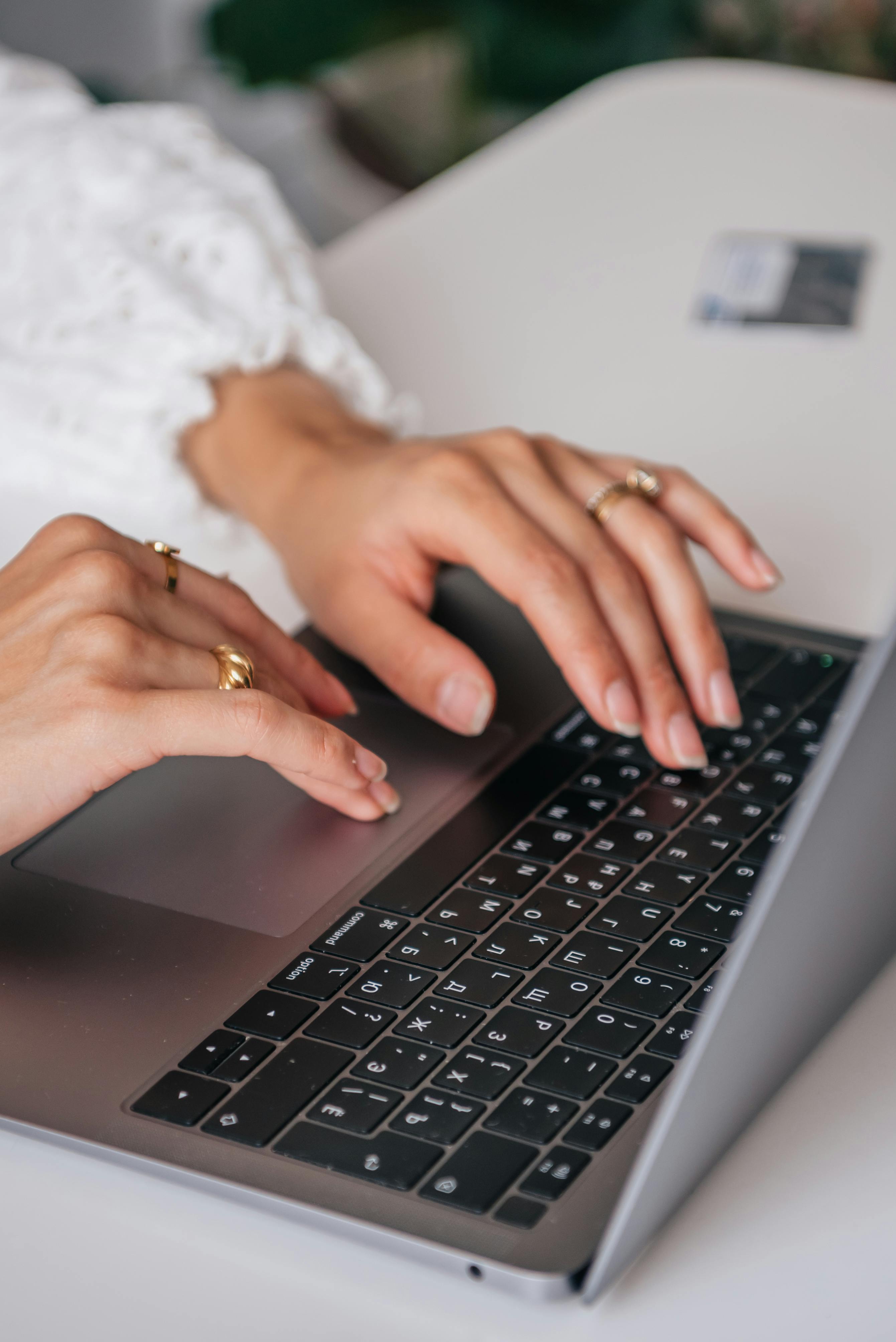 Person tippt etwas in einen Computer.