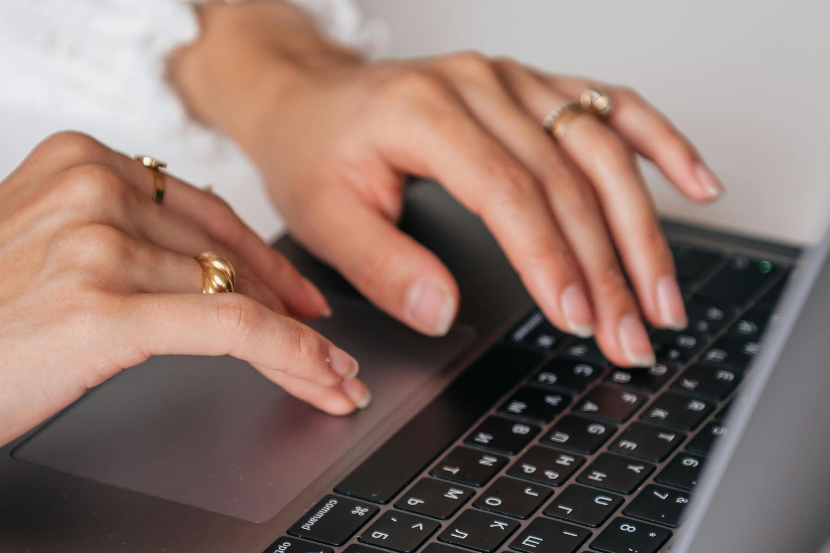 Person tippt etwas in einen Computer.